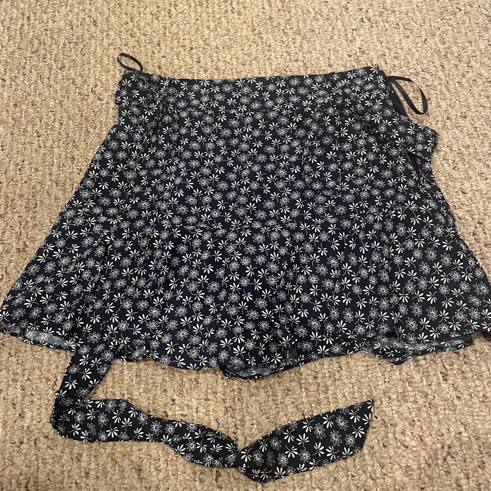 ISABELLES CABINET skirt